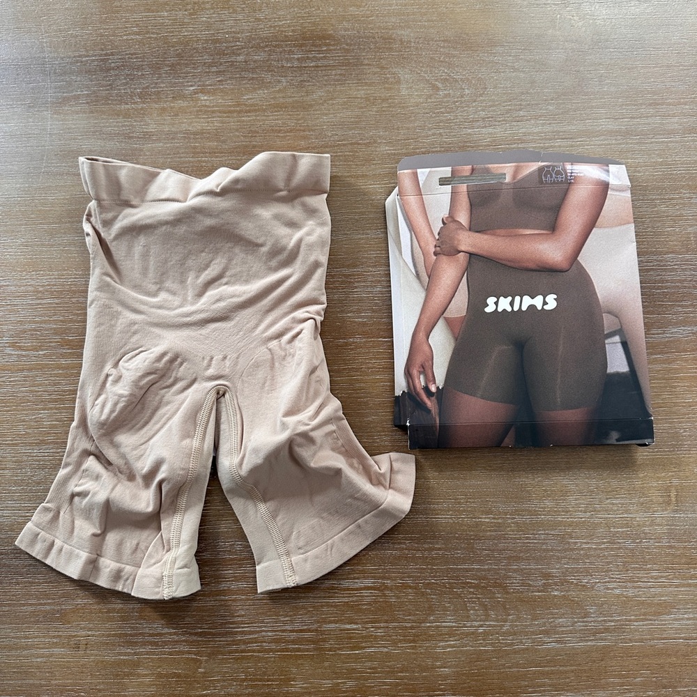 SKIMS Sculpting Shorts Mid Thigh - Clay - women’s size L / XL